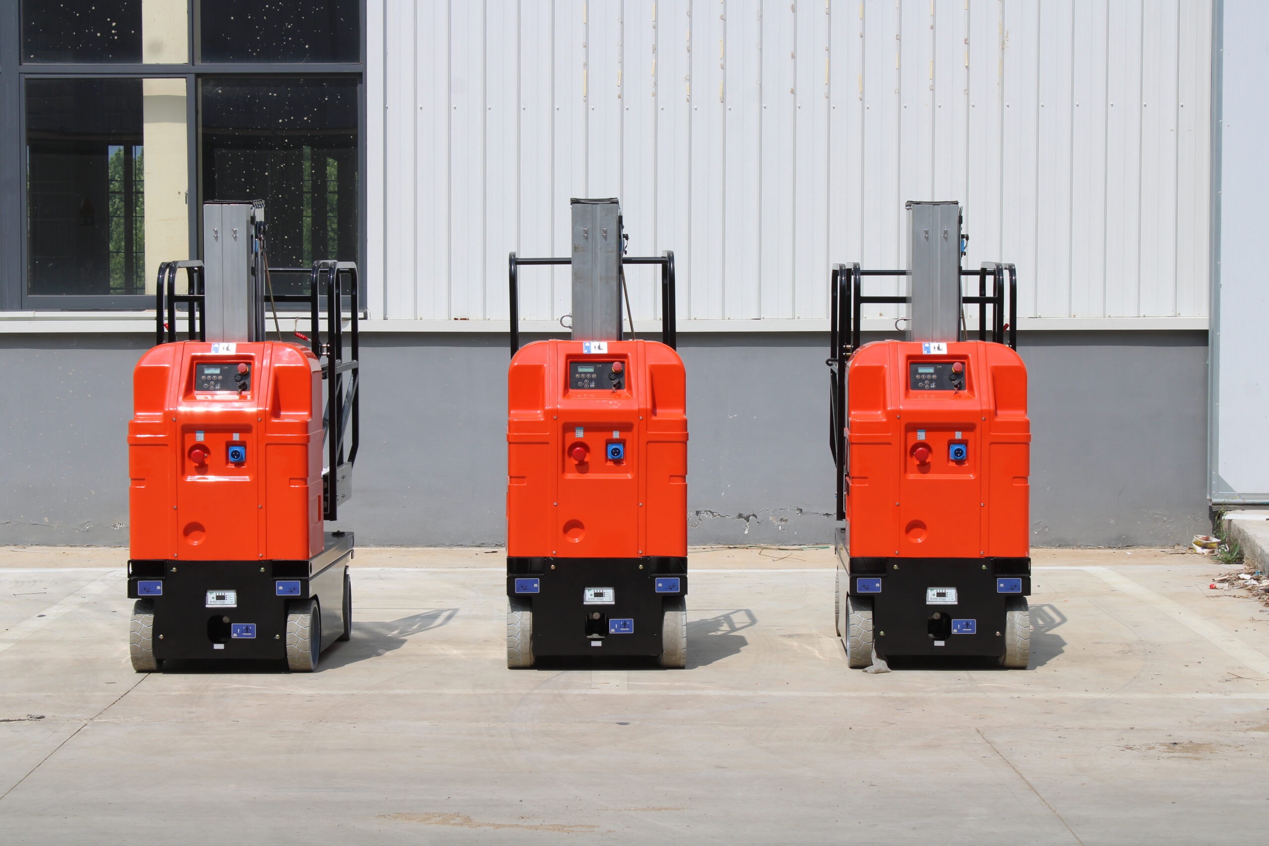 self propelled vertical lift