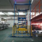 Single guide rail cargo lift with one hydraulic cylinder