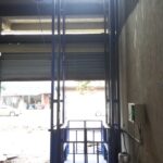 Double rail cargo lift with a single hydraulic cylinder