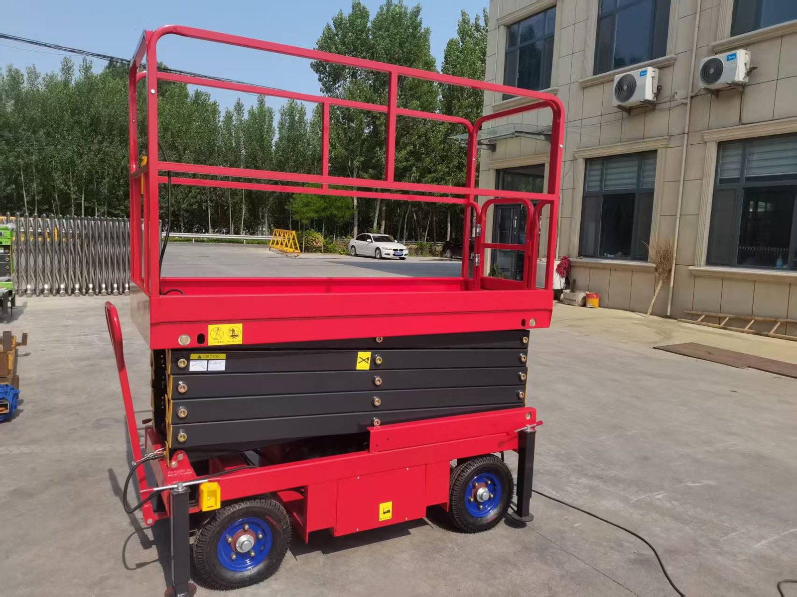 mobile scissor lift 01 Mobile scissor lift platform raised to full height