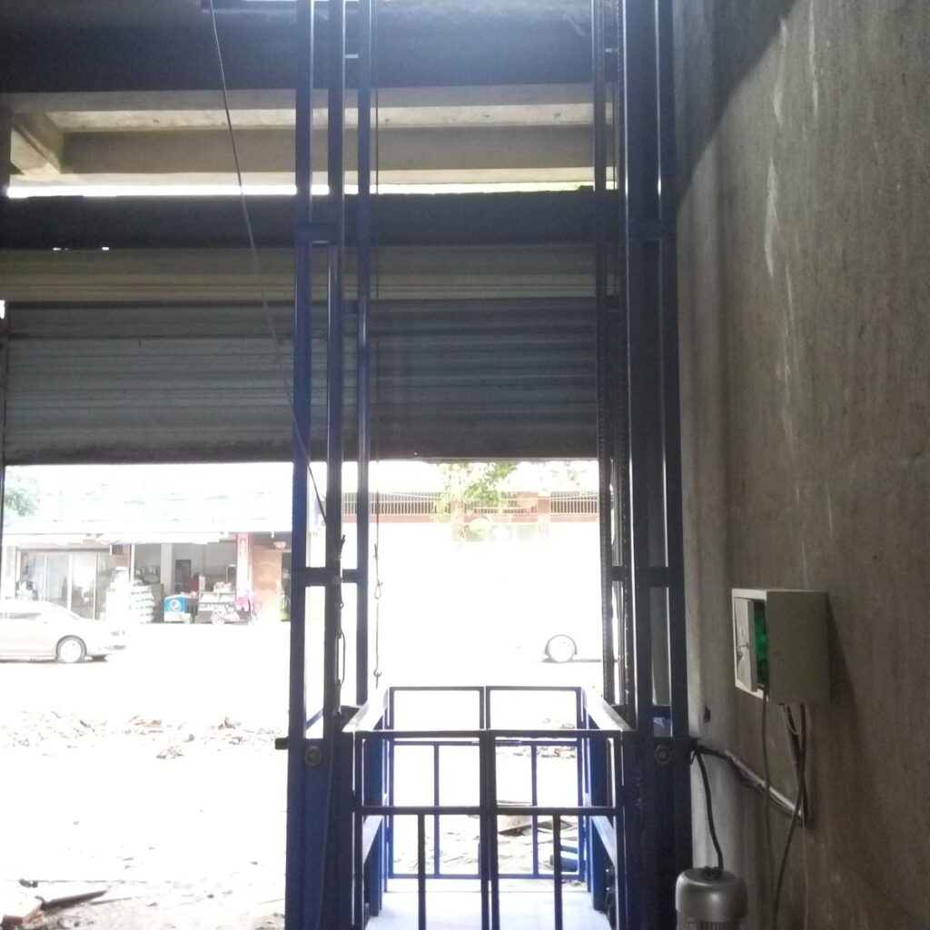 Double rail cargo lift with a single hydraulic cylinder