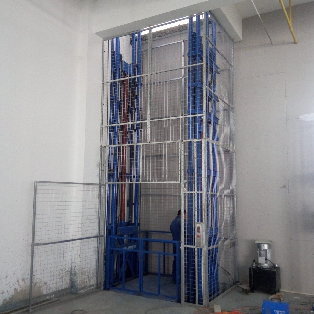 Double rail double cylinder cargo lift platform and guardrail