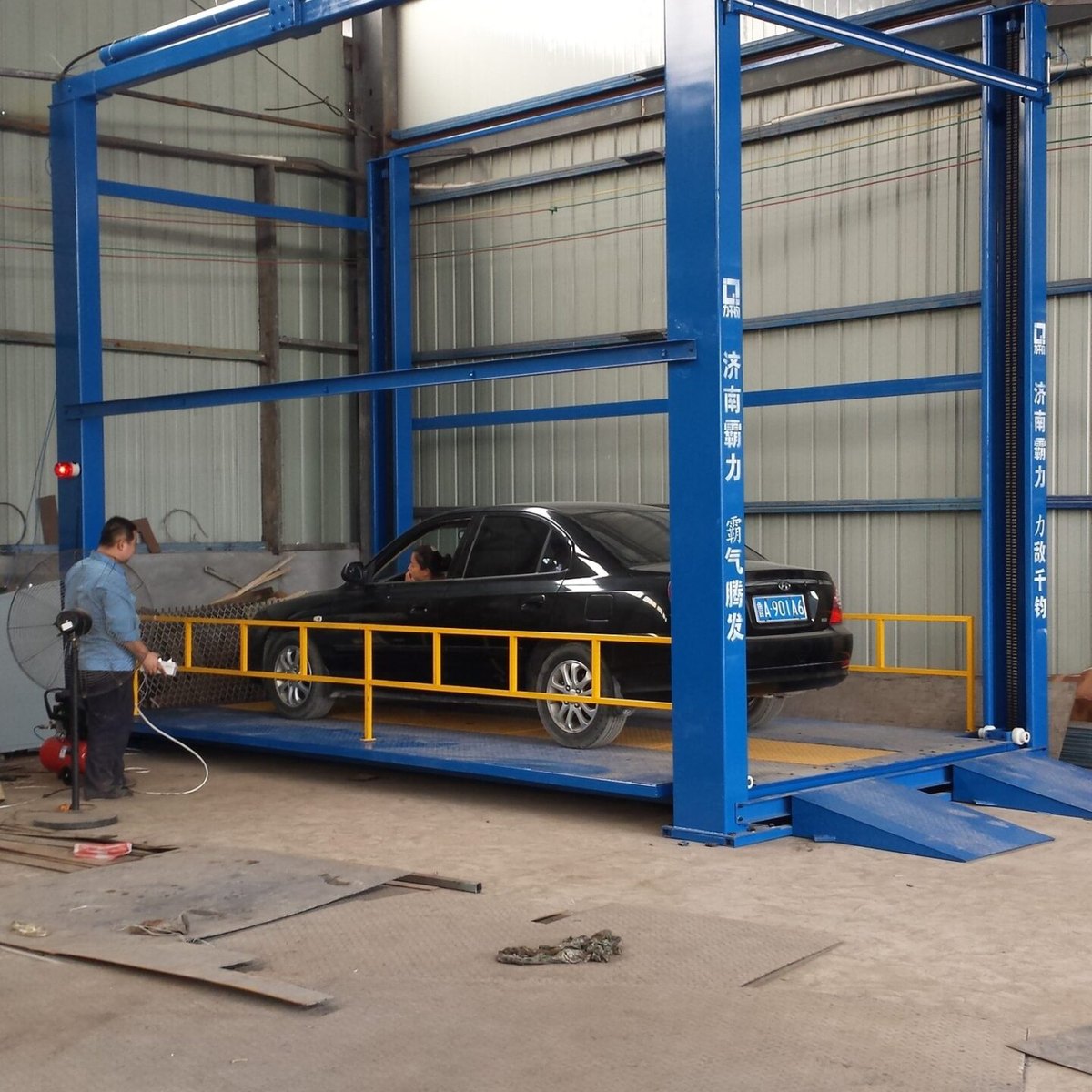 Four column cargo lift with a wide platform