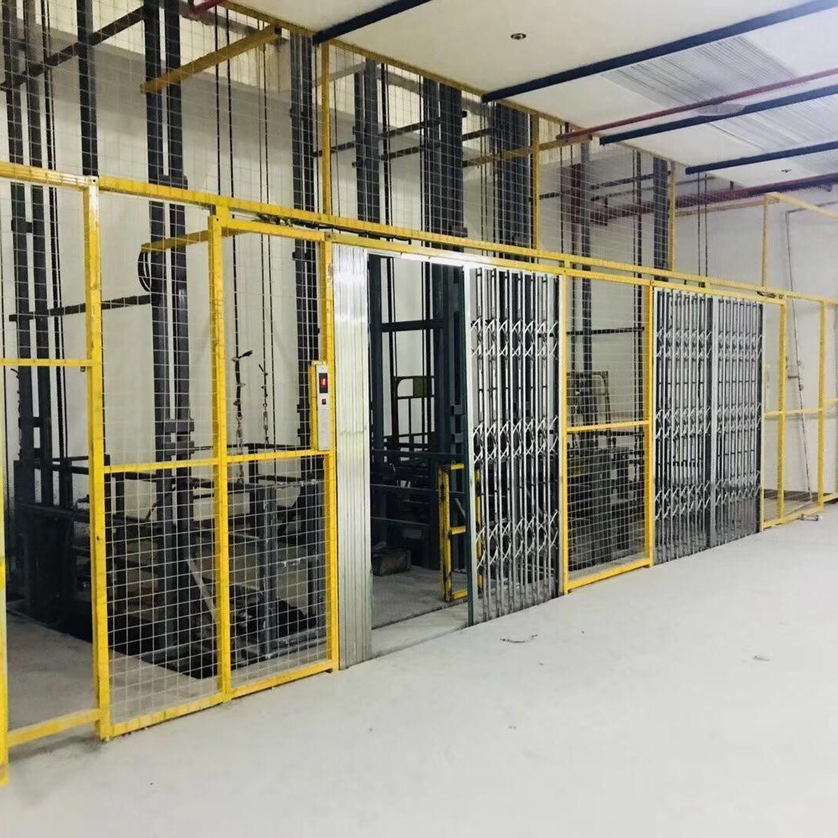 Cargo lift platform deck with anti-skid plate