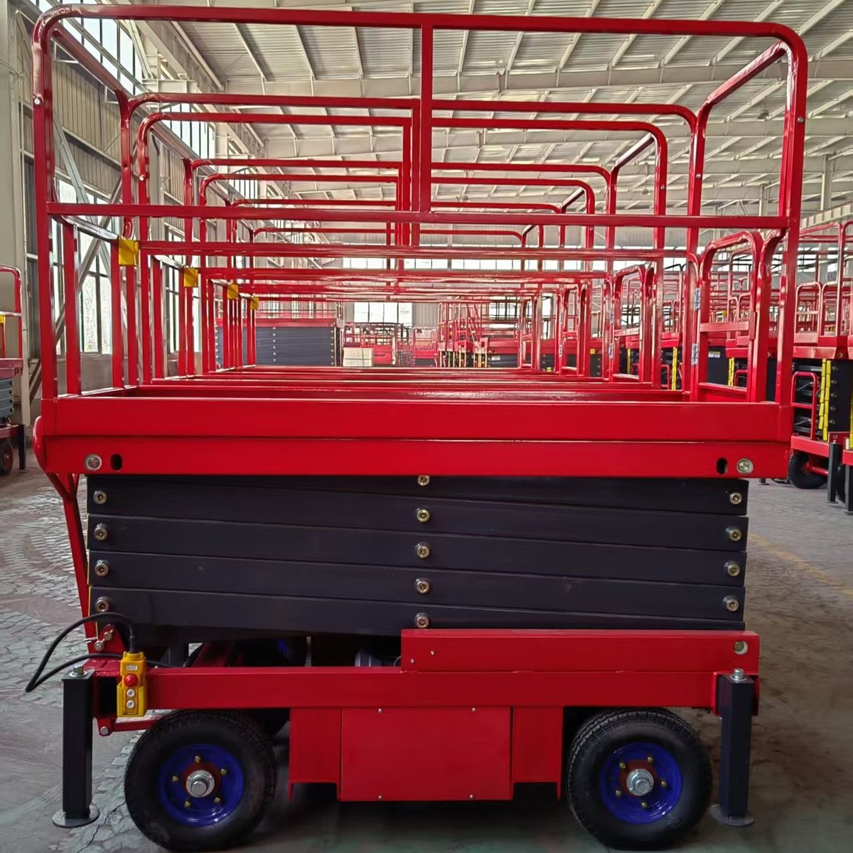 Mobile scissor lift platform and guardrail