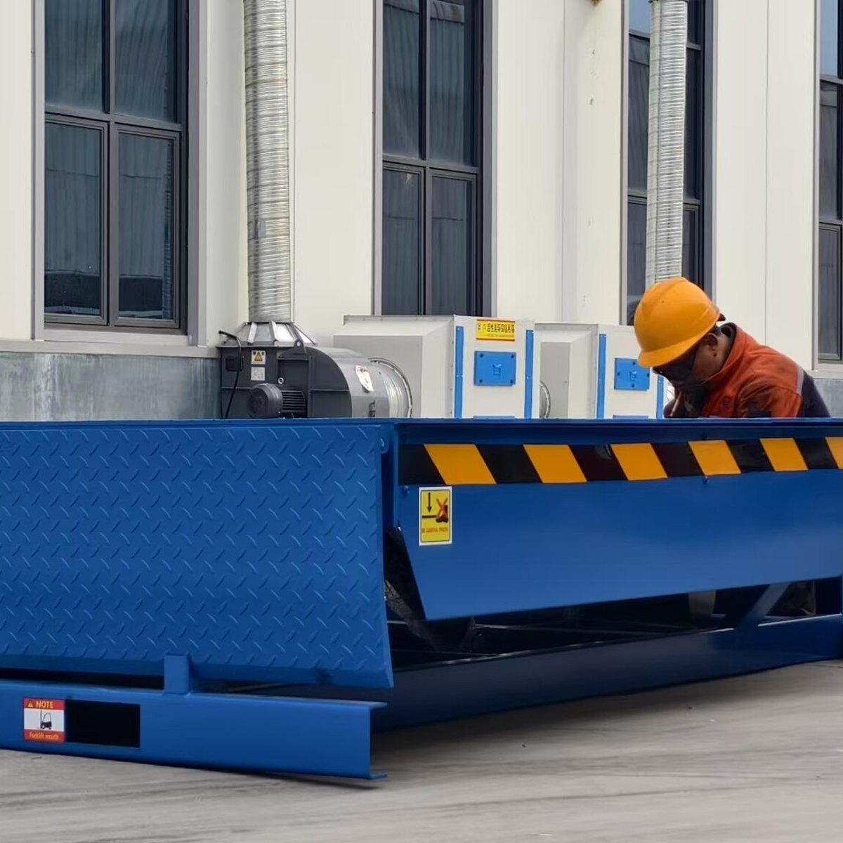 Fixed loading ramp at a warehouse dock
