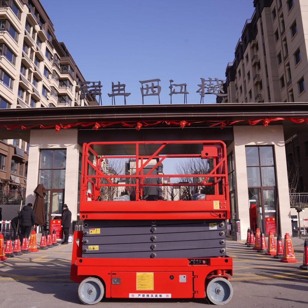 Electric scissor lift chassis with non-marking tyres